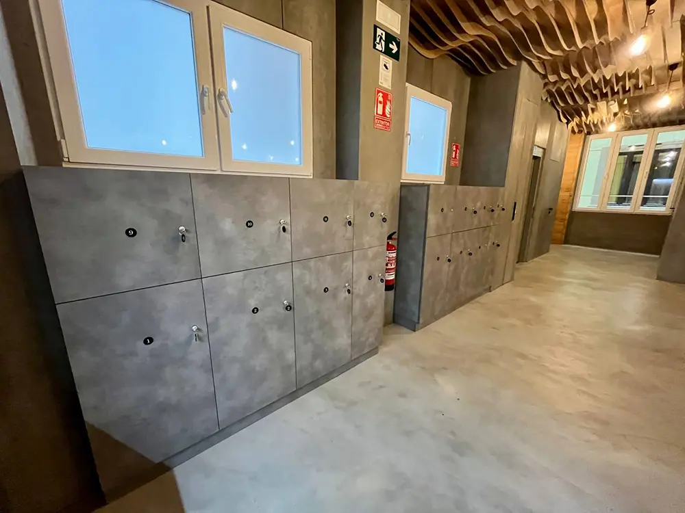 entrada con taquillas de llaves